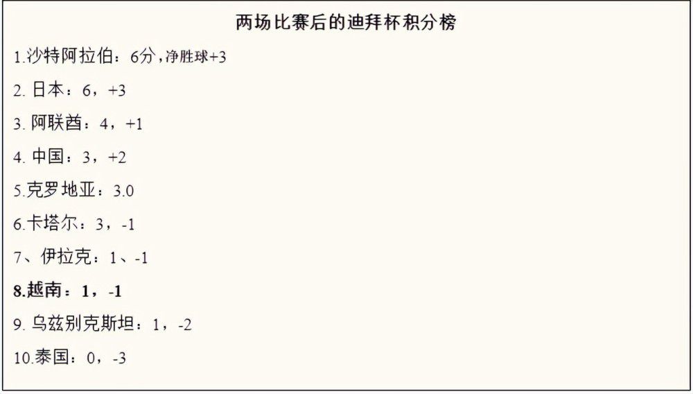 女性游客热情抚摸黄淘淘公仔女性在社会上总是会不可避免地被贴上一些标签